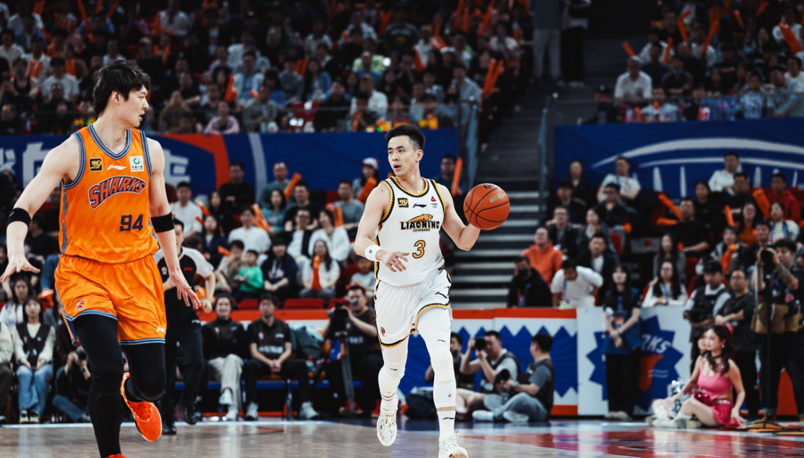 开云-郭艾伦休赛期玩综艺曾遭质疑 赵继伟赛季期间拍广告为何无热议？